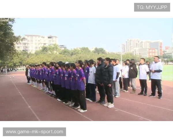 俱乐部赞助地方学校运动装备支持普及体育