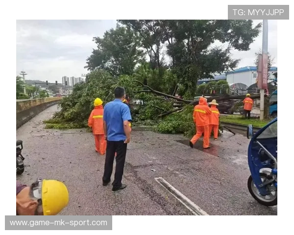 东莞大风工人高空飘荡事件引发安全讨论,东莞狂风暴雨 东莞大风工人高空飘荡事件引发安全讨论,东莞狂风暴雨