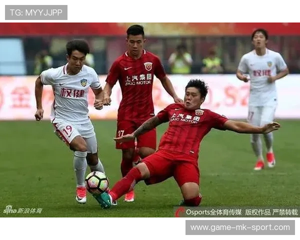 禁区混战补射得分，打破场上僵局⚽